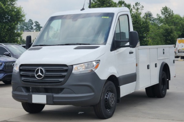 2-door pickup truck
