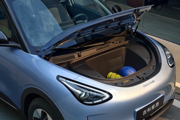 A practical 70L front trunk A practical 70L front trunk