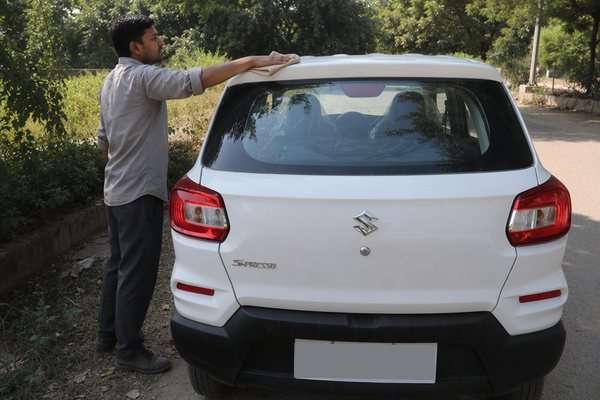 clean the car rear roof.jpg